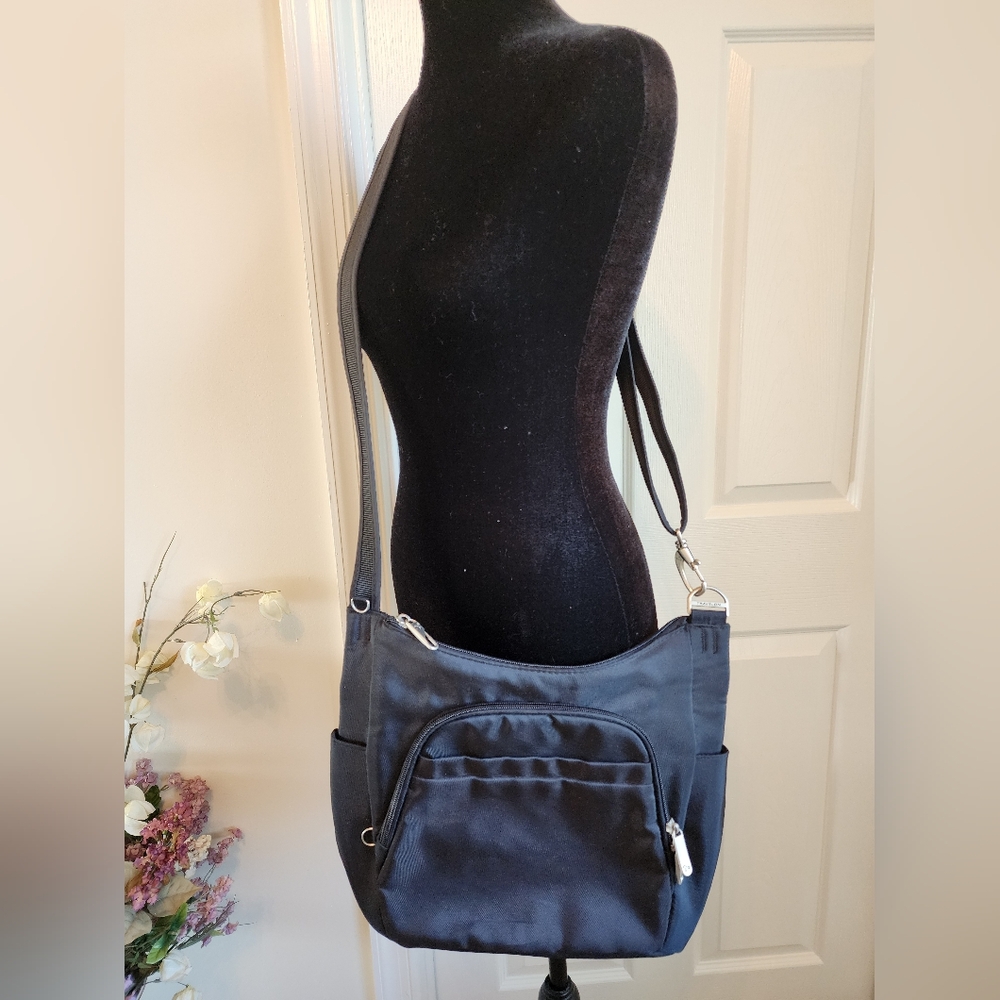 Travalon Nylon Black Crossbody/Shoulder Bag, RFID Protection, Excellent